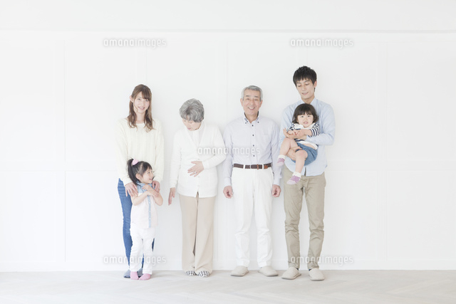 笑顔の三世代家族ポートレート
(c)absodels RF