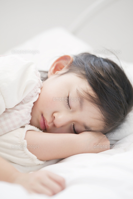 ベットに眠る女の子
(c)absodels RF