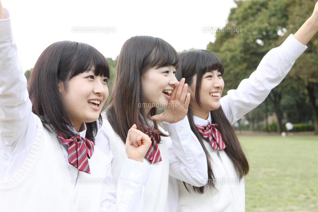 斜め向き応援する女子高校生3人
(c)absodels RF