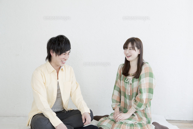 座って談笑する20代カップル
(c)absodels RF