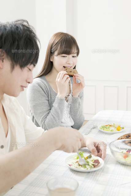 食事をする20代カップル
(c)absodels RF