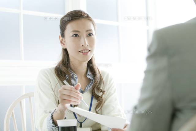 打ち合わせをする20代の女性
(c)absodels RF