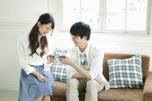 スマホを使う20代の若い男女
(c)absodels RF