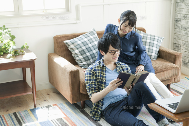 部屋でくつろぐ20代男女
(c)absodels RF