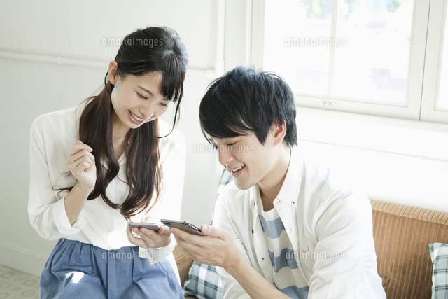 スマホを使う20代の若い男女
(c)absodels RF