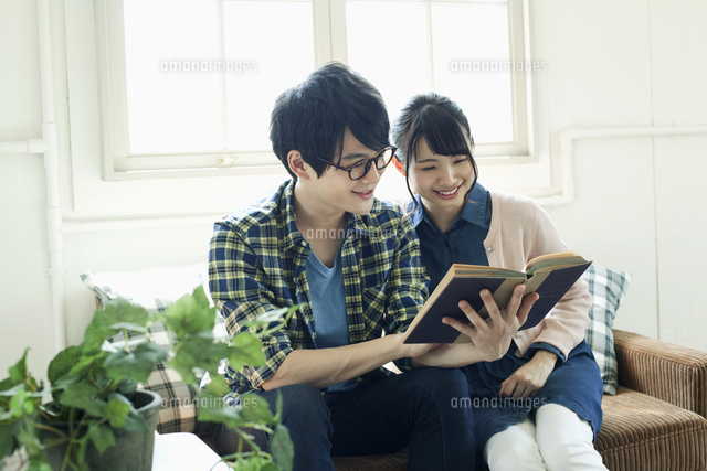 読書を楽しむ20代夫婦
(c)absodels RF
