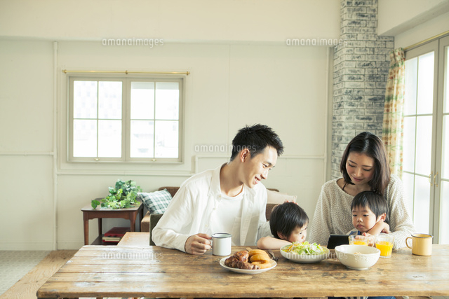 家族4人の食事シーン
(c)absodels RF