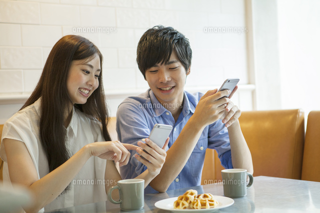 カフェでコーヒーを飲む20代男女
(c)absodels RF