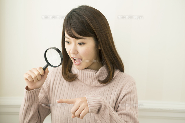 ポイントを示す20代女性
(c)absodels RF