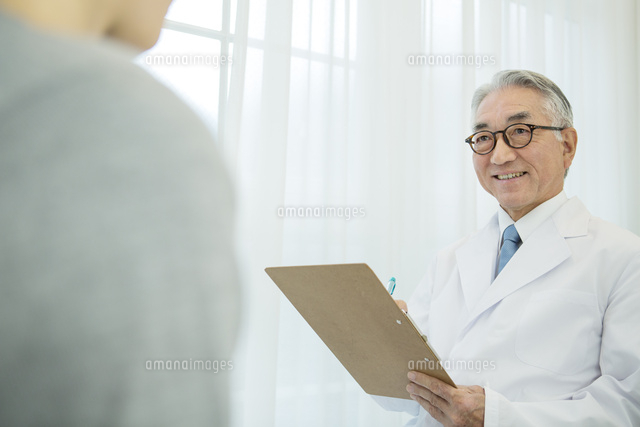 白衣を着た70代男性医師
(c)absodels RF