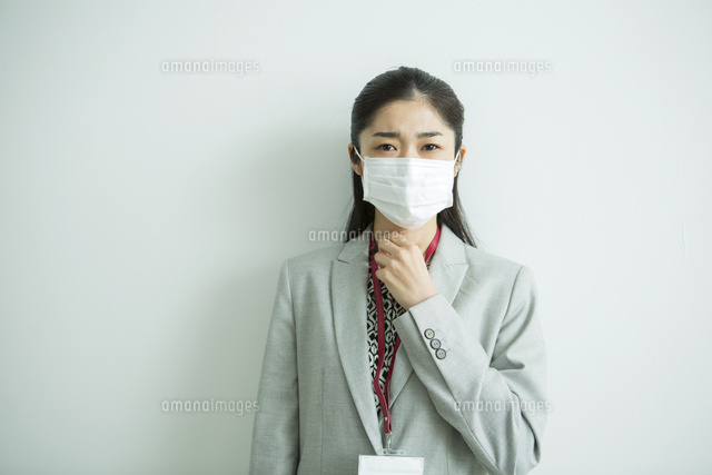 マスクをした30代女性会社員
(c)absodels RF