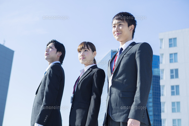 青空の下の20代男女3人
(c)absodels RF