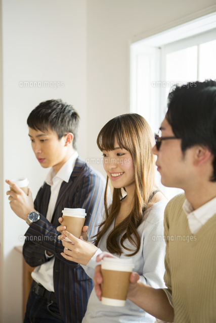ドリンクカップを持つ20代男女
(c)absodels RF