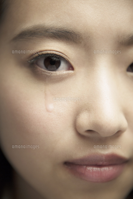 涙を流す20代女性
(c)absodels RF