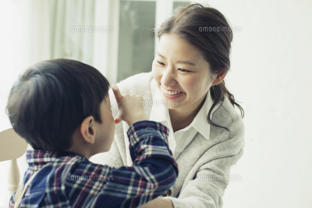 子供と話す笑顔の母親
(c)absodels RF