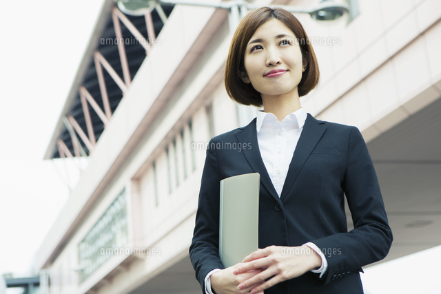 打ち合わせに向かうスーツ姿の20代女性
(c)absodels RF