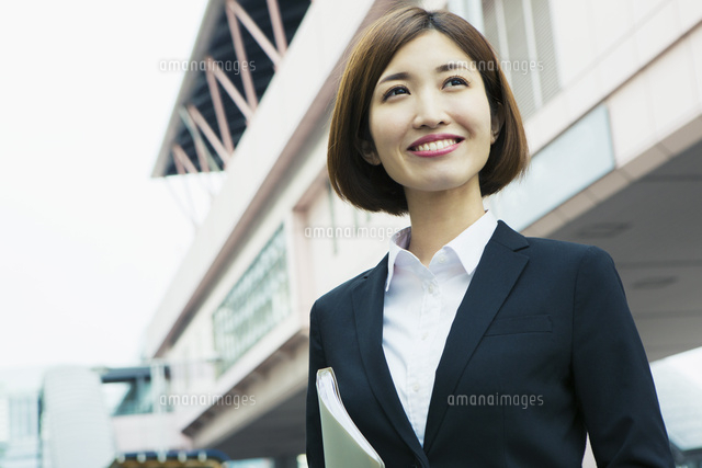 打ち合わせに向かうスーツ姿の20代女性
(c)absodels RF