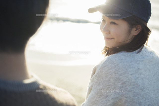 海でのデートを楽しむ20代女性
(c)absodels RF