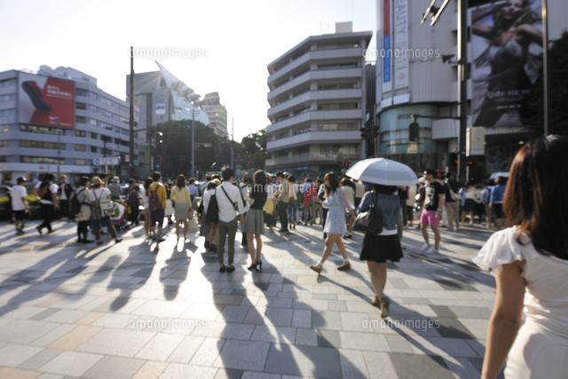 神宮前交差点の石畳の歩道
(c)PHOTOLIFE/a.collectionRF