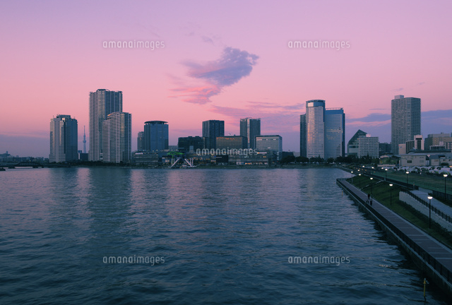 晴海大橋から見る晴海運河と夕焼けの豊洲の高層ビル群 の写真素材 イラスト素材 アマナイメージズ