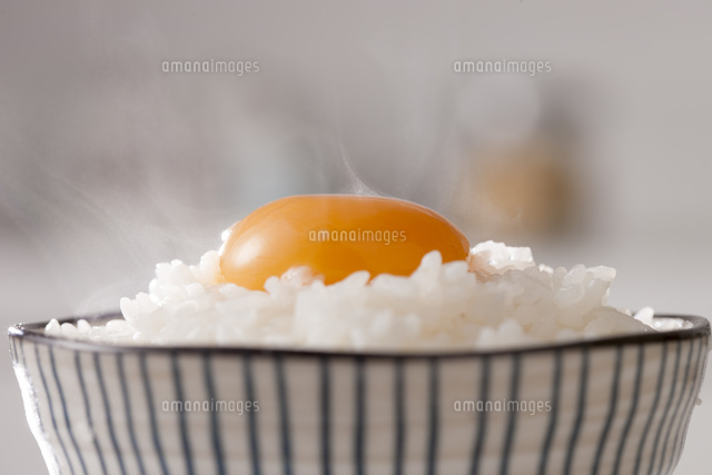 温かいごはんにかけた卵
(c)carefe/a.collectionRF