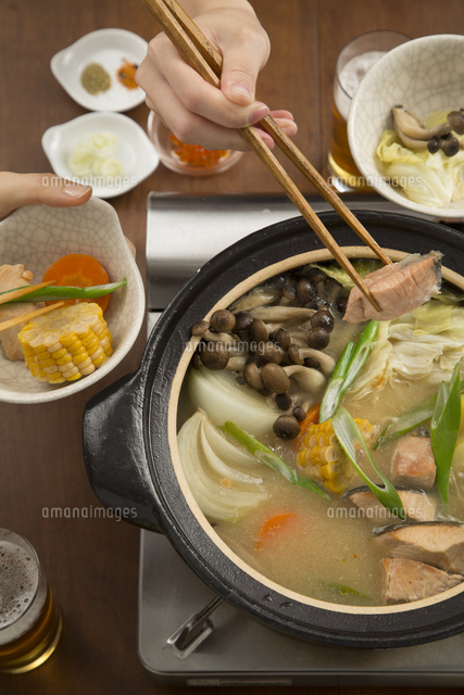 北海道風の石狩鍋を囲んで食べる
(c)carafe/a.collectionRF