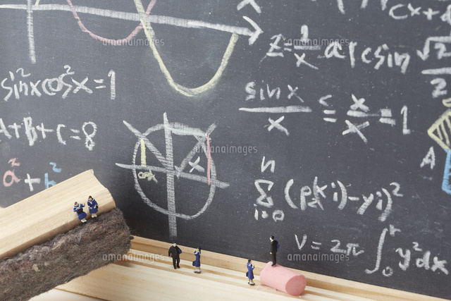 おもちゃの黒板と数式と沢山の学生の人形
(c)IDC/a.collectionRF