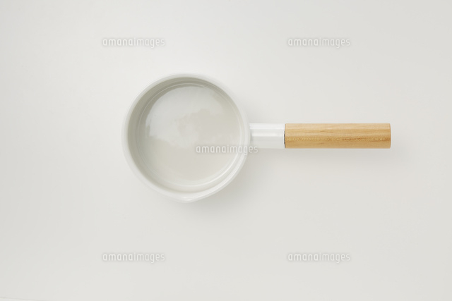 白い鍋を真俯瞰で見る
(c)IDC/a.collectionRF