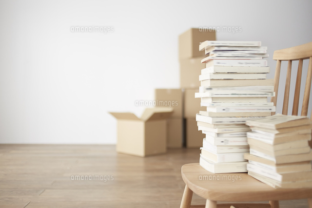 椅子の上に積まれた本 10179008289 の写真素材 イラスト素材 アマナイメージズ