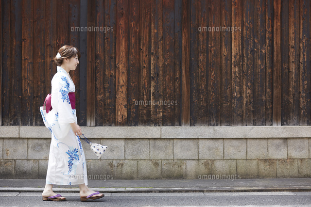 道を歩く浴衣の女性
(c)IDC/a.collectionRF