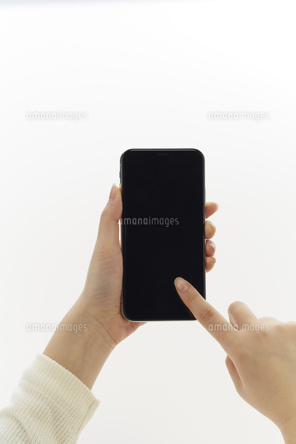 新しいスマートフォンを操作する人
(c)IDC/a.collectionRF