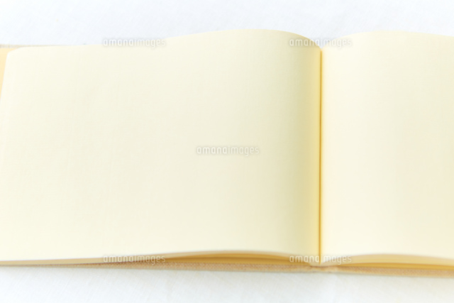 白いリネンのクロスの上のノート の写真素材 イラスト素材 アマナイメージズ