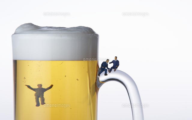 ビールジョッキとスーツ姿のミニチュア人形 の写真素材 イラスト素材 アマナイメージズ