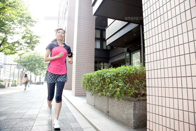 街中をジョギングする若い女性
(c)PRESS AND ARTS/a.collectionRF
