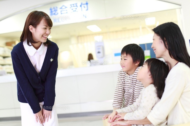 来院者に微笑みかける女性職員
(c)PRESS AND ARTS/a.collectionRF