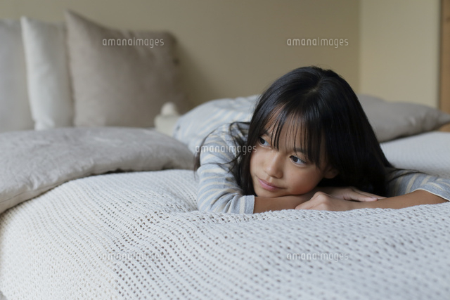 うつ伏せになってベッドで佇む少女
(c)PRESS AND ARTS/a.collectionRF