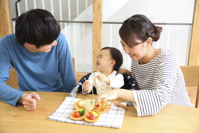 赤ちゃんにごはんを食べさせる若いカップル
(c)PRESS AND ARTS/a.collectionRF