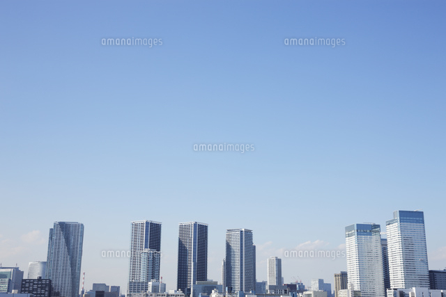 晴海 豊洲方面のビル群と青空 の写真素材 イラスト素材 アマナイメージズ
