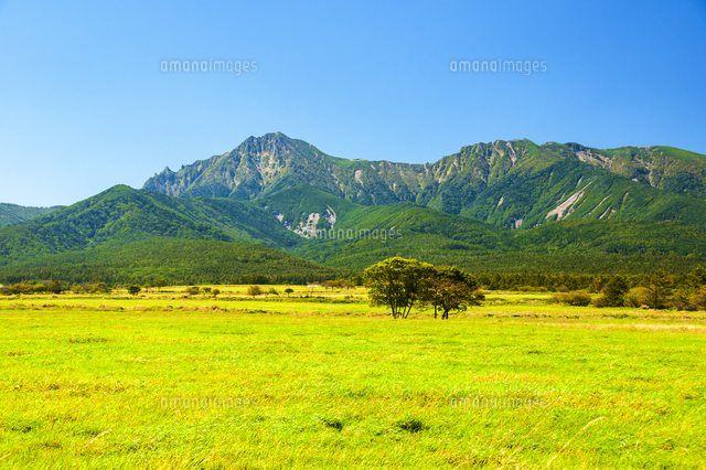 野辺山高原牧草地と八ヶ岳連峰 の写真素材 イラスト素材 アマナイメージズ