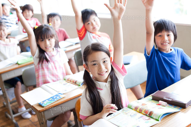 元気良く手を上げる小学生たち
(c)Opus/a.collectionRF