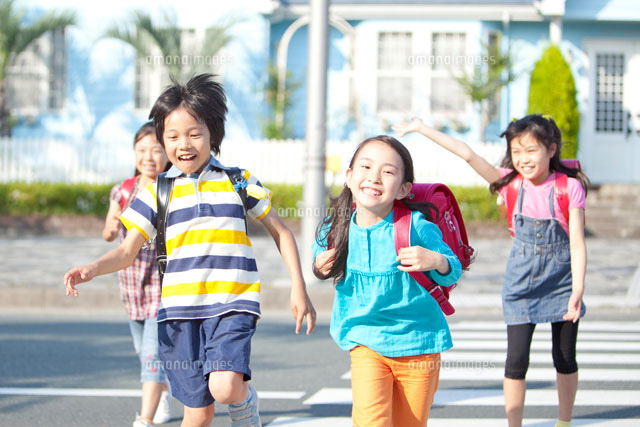 横断歩道を渡る小学生たち
(c)Opus/a.collectionRF