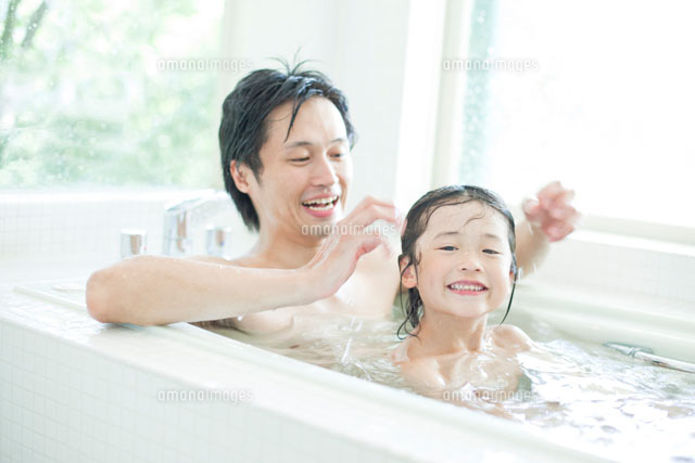 白い浴槽に入って男の子の髪を触っている父親
(c)Opus/a.collectionRF