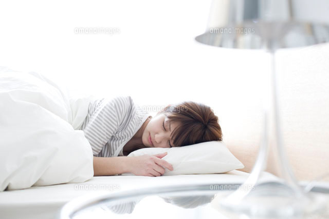 ベットで眠る女性
(c)STUDIO TEC/a.collectionRF