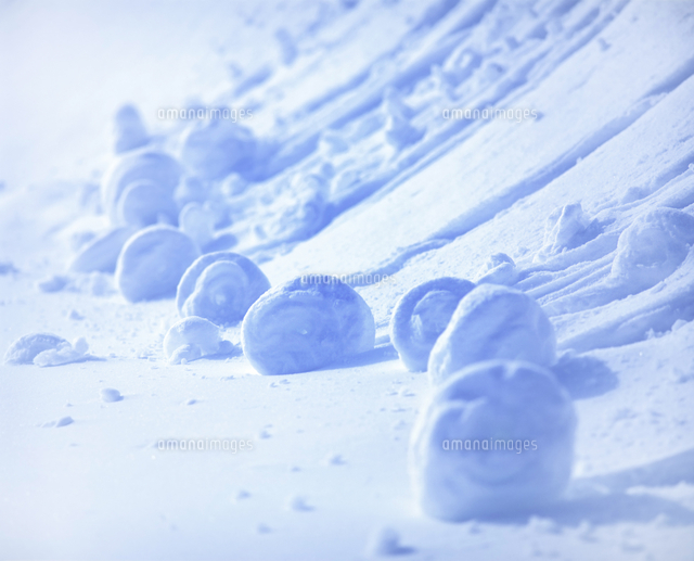 転がり出来た雪玉[10247042210]の写真素材・イラスト素材｜アマナ ...
