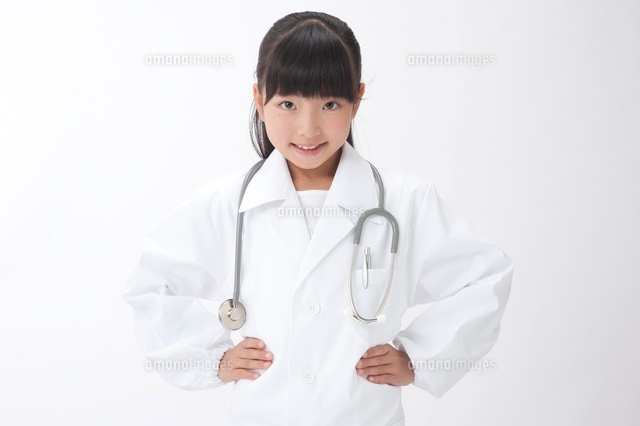 腰に手を置く子供の女医 の写真素材 イラスト素材 アマナイメージズ