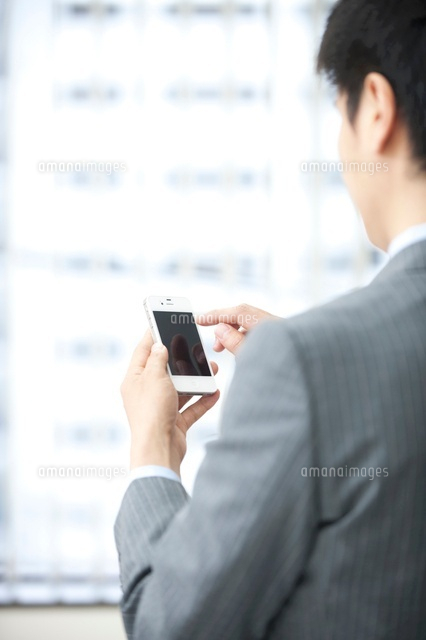 スマホを使うビジネスマン
(c)moonbase