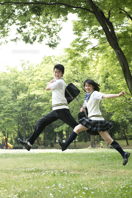 公園でジャンプする高校生カップル
(c)moonbase