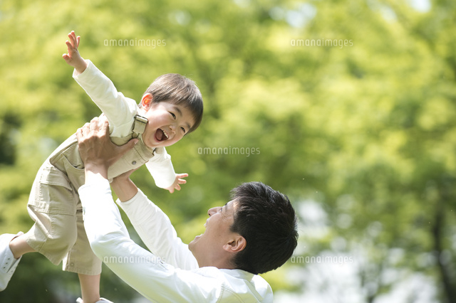 公園で男の子を抱き上げる父
(c)moonbase
