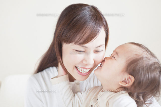 母親にキスをする女の子
(c)UFO RF/a.collectionRF