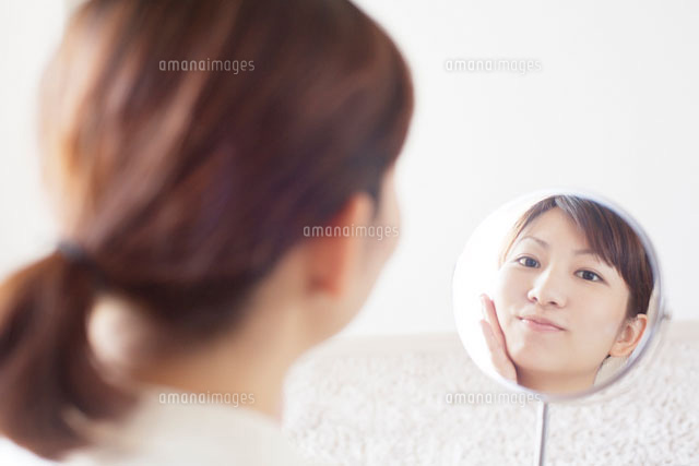 鏡を見つめる日本人女性
(c)UFO RF/a.collectionRF